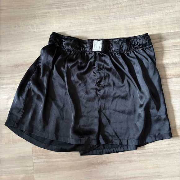 PrettyLittleThing Shiny Black Satin Shorts - Picture 1 of 2